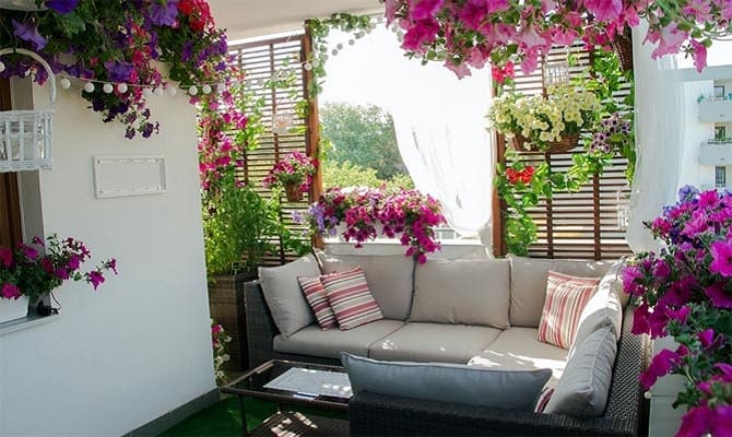 So schmücken Sie einen Balkon mit Blumen: stilvolle Ideen mit Fotos (+ Bonus-Video) 11