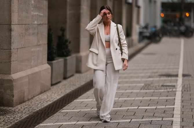 Wie man eine weiße Jacke für Frauen trägt: ein Must-Have für alle Gelegenheiten (+ Bonus-Video) 2