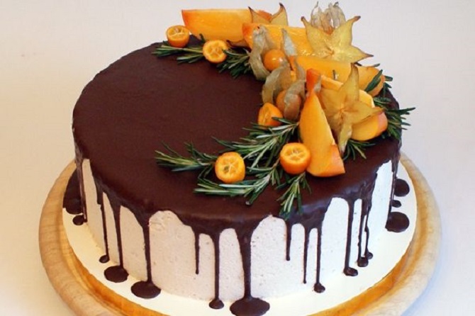 So dekorieren Sie einen Kuchen mit Früchten: schöne Dekorationsideen (+ Bonusvideo) 12