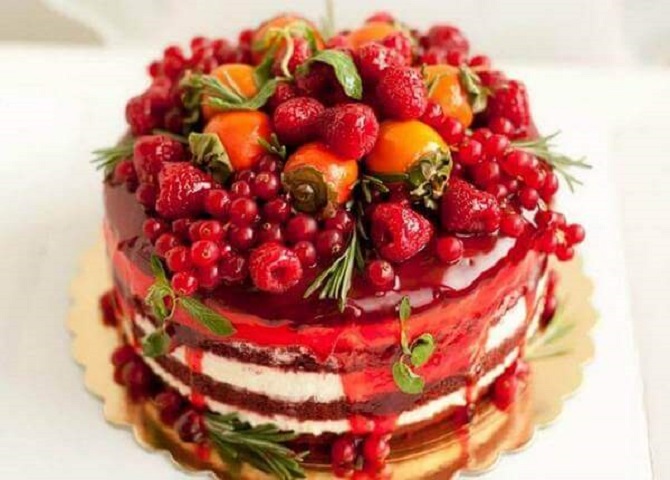 So dekorieren Sie einen Kuchen mit Früchten: schöne Dekorationsideen (+ Bonusvideo) 3