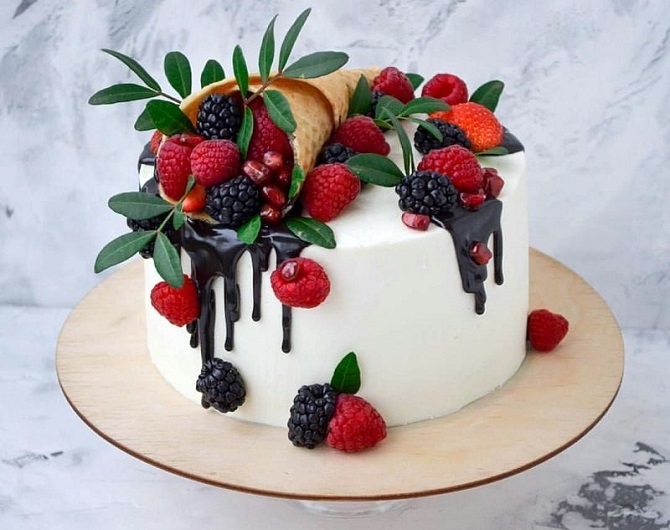 So dekorieren Sie einen Kuchen mit Früchten: schöne Dekorationsideen (+ Bonusvideo) 5