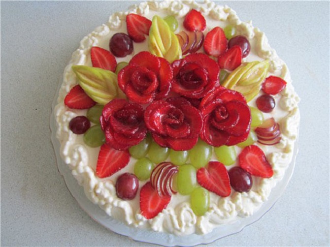 So dekorieren Sie einen Kuchen mit Früchten: schöne Dekorationsideen (+ Bonusvideo) 9