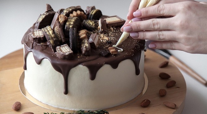 So dekorieren Sie einen Kuchen mit Schokolade: interessante Dekorationsideen 9
