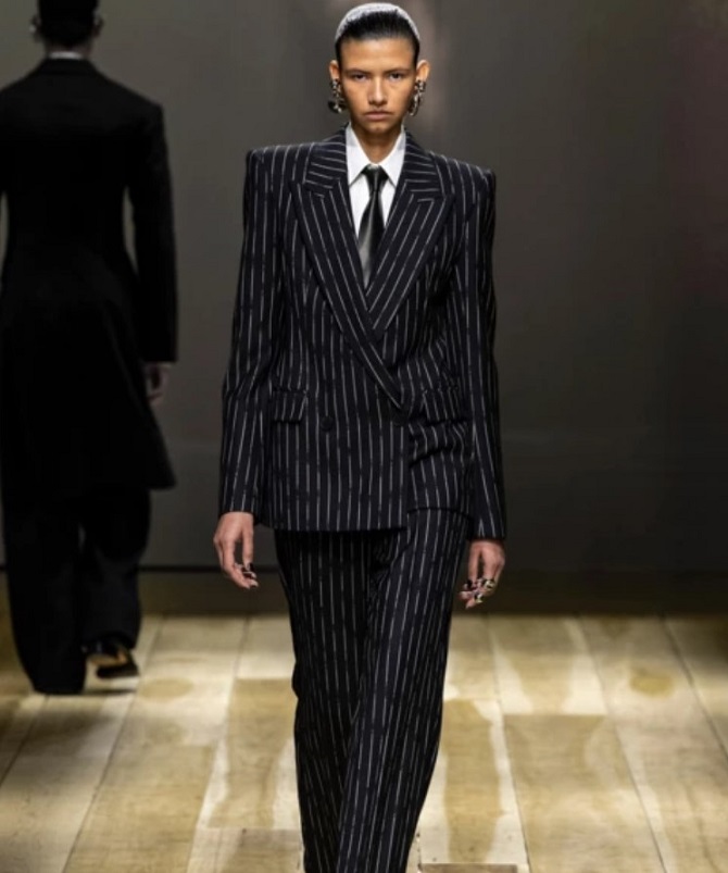 Pinstripe Suits: 2023 Fashion Trends 1