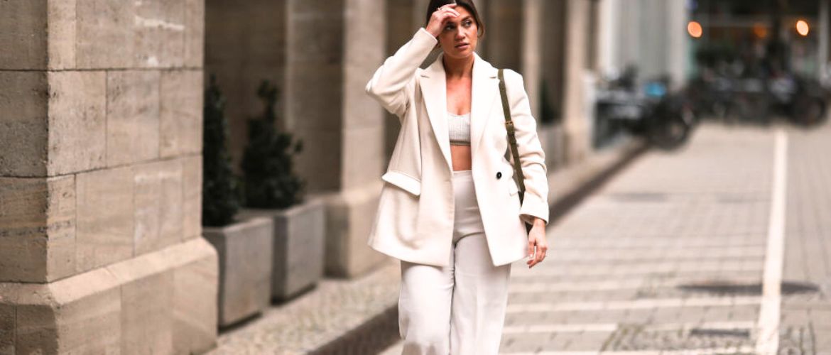 How to wear a white jacket for women: a must-have for all occasions (+ bonus video)