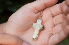 Неординарні ювелірні вироби на хрестини: чому варто вибрати бурштин?