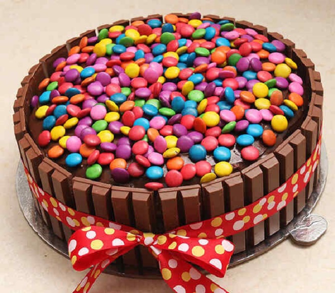 Як прикрасити торт цукерками: варіанти ідей з фото (+бонус-відео) 3
