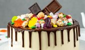 How to decorate a cake with sweets: options for ideas with photos (+ bonus video)