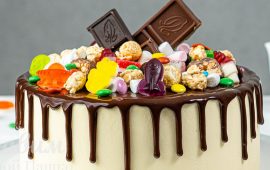 Как украсить торт конфетами: варианты идей с фото (+бонус-видео)