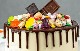 Як прикрасити торт цукерками: варіанти ідей з фото (+бонус-відео)