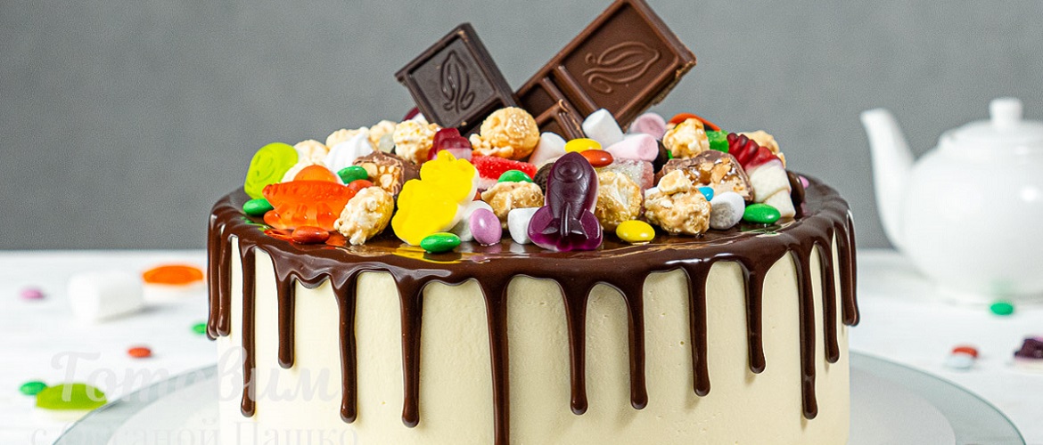 Как украсить торт конфетами: варианты идей с фото (+бонус-видео)