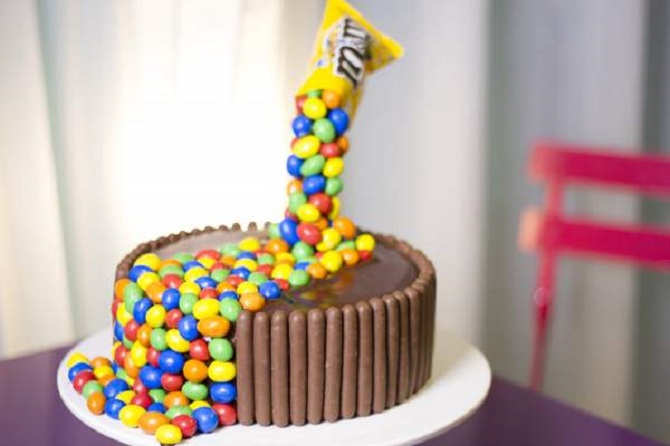So dekorieren Sie einen Kuchen mit Süßigkeiten: Ideen für Ideen mit Fotos (+ Bonusvideo) 1