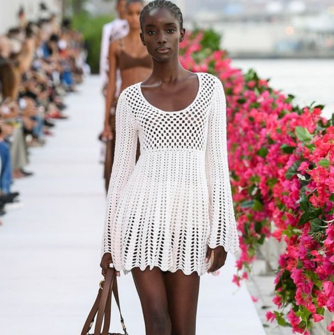 Вязаные платья на лето 2024: модные тренды 1