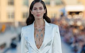How to wear an open neckline to look stylish
