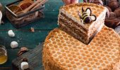 How to decorate a honey cake: 5 easy ways with a photo