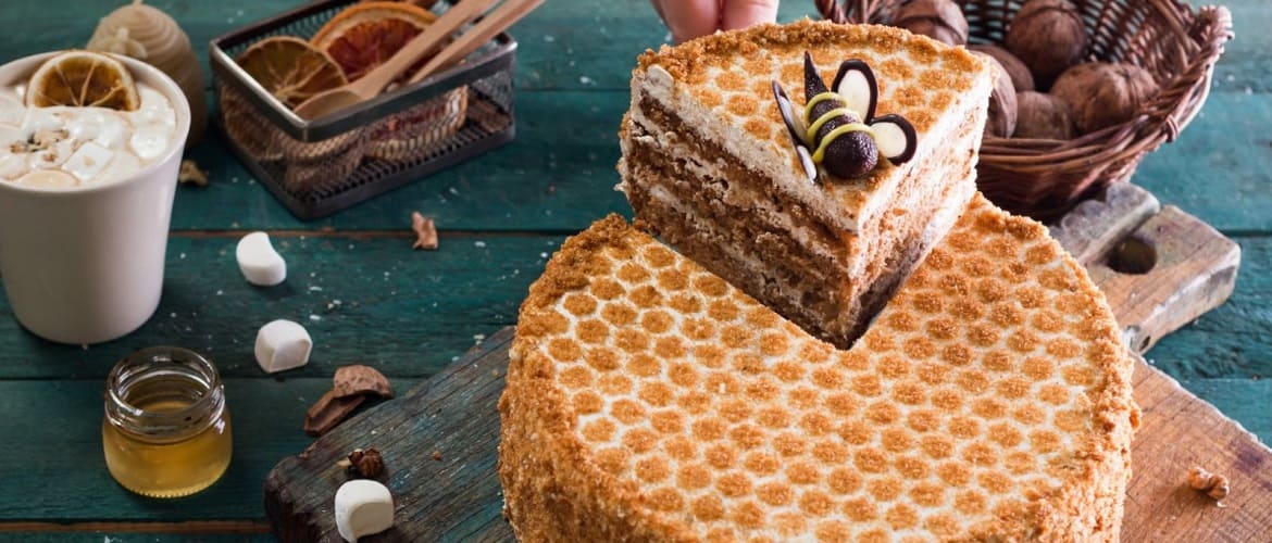 How to decorate a honey cake: 5 easy ways with a photo