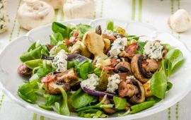 Leckere und einfache Salate mit Pilzen: Schritt-für-Schritt-Rezepte mit Fotos (+ Bonusvideo)