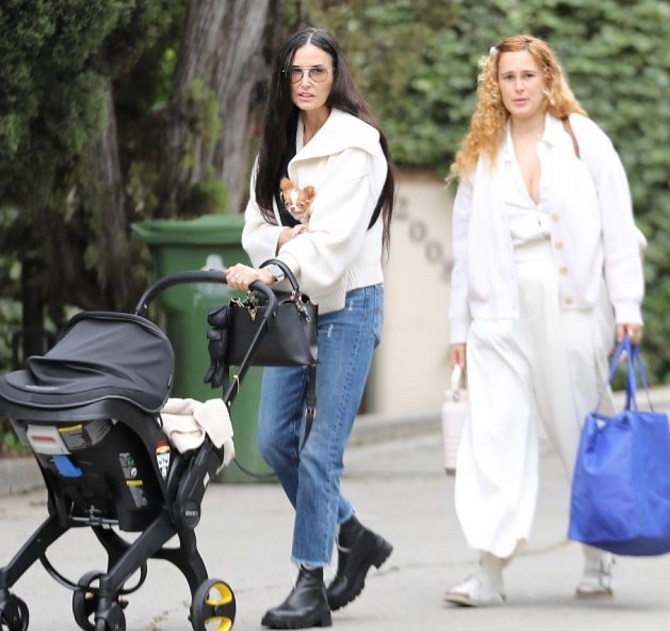 Demi Moore kam mit ihrer Enkelin zu einem Spaziergang 1