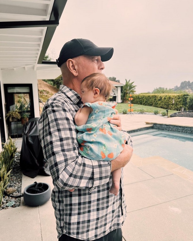 Showing the first photos of Bruce Willis with his granddaughter 1