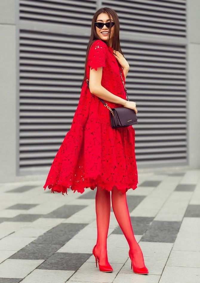 So trägt man rote Schuhe: stilvolle Looks 16