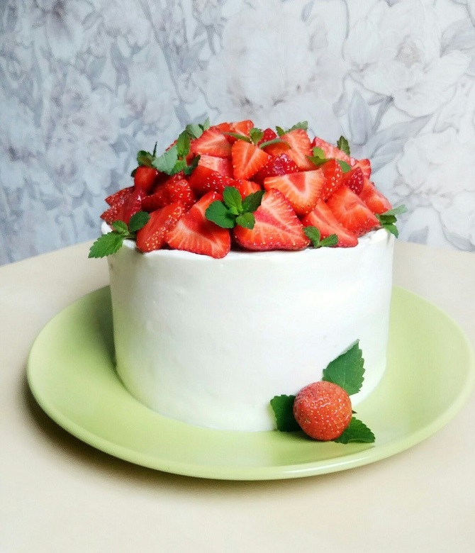 So dekorieren Sie einen Kuchen mit Erdbeeren – kreative Designideen (+ Bonusvideo) 2