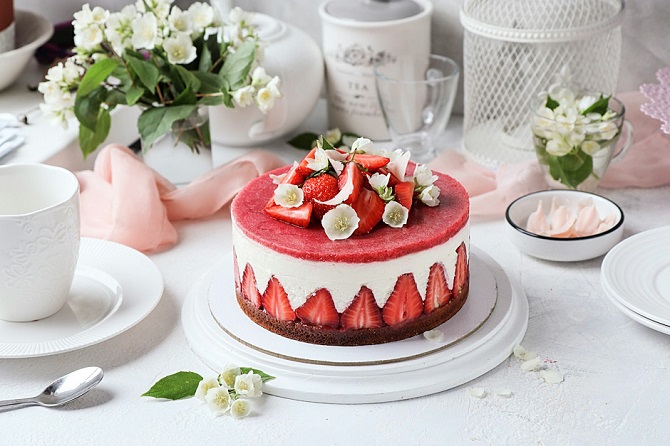 So dekorieren Sie einen Kuchen mit Erdbeeren – kreative Designideen (+ Bonusvideo) 11
