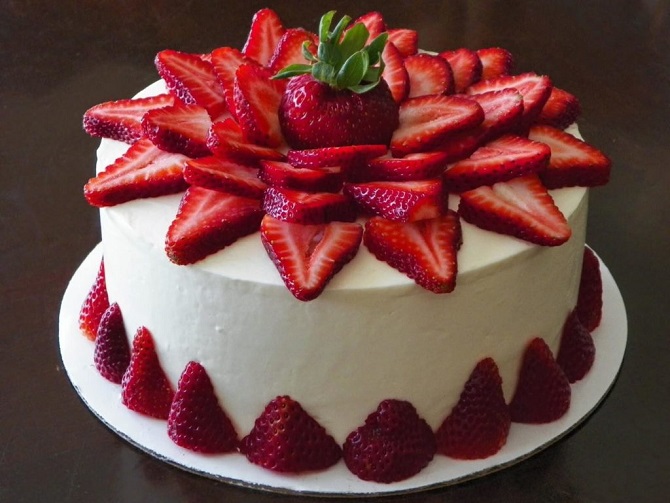 So dekorieren Sie einen Kuchen mit Erdbeeren – kreative Designideen (+ Bonusvideo) 3