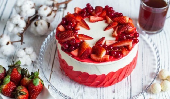 So dekorieren Sie einen Kuchen mit Erdbeeren – kreative Designideen (+ Bonusvideo) 5