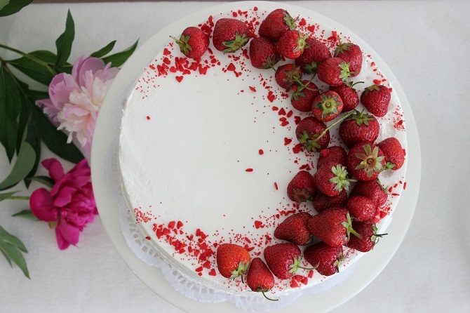 So dekorieren Sie einen Kuchen mit Erdbeeren – kreative Designideen (+ Bonusvideo) 8