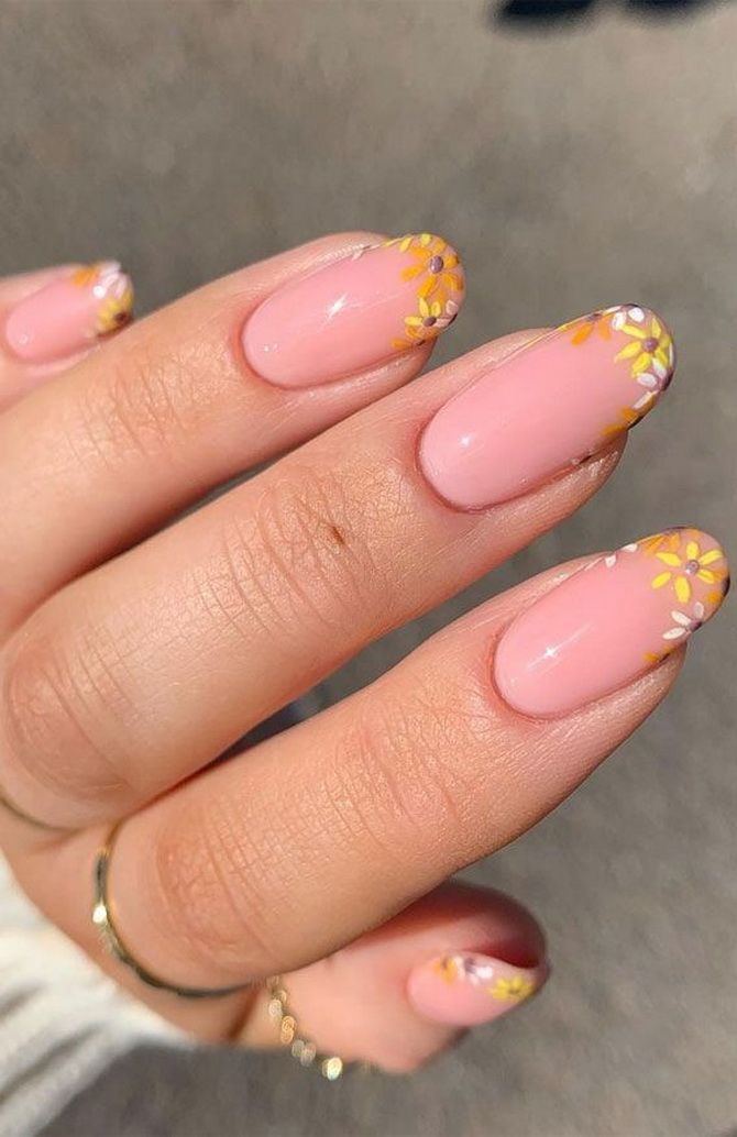 Manicure with flowers – trendy new items in 2023 7