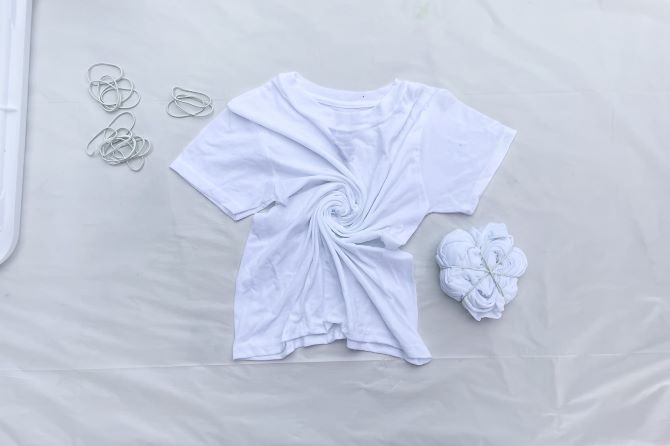 How to make a trendy tie-dye print on clothes with your own hands (+ bonus video) 3