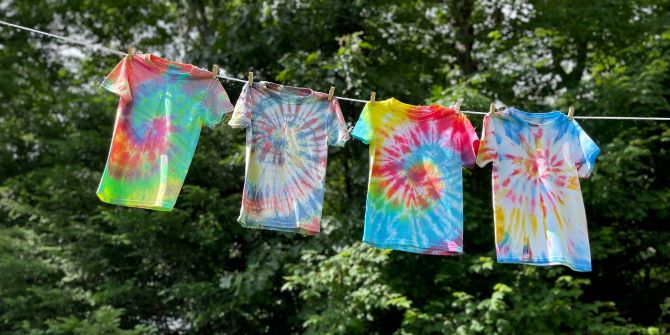 How to make a trendy tie-dye print on clothes with your own hands (+ bonus video) 6