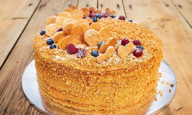 How to decorate a honey cake: 5 easy ways with a photo 11