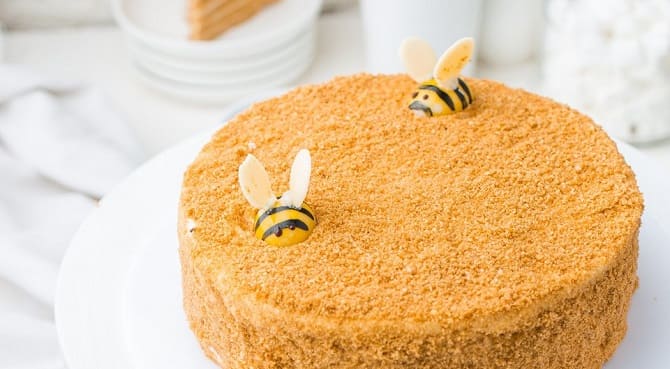 How to decorate a honey cake: 5 easy ways with a photo 4