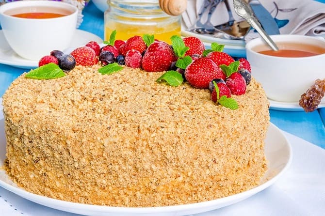 How to decorate a honey cake: 5 easy ways with a photo 1