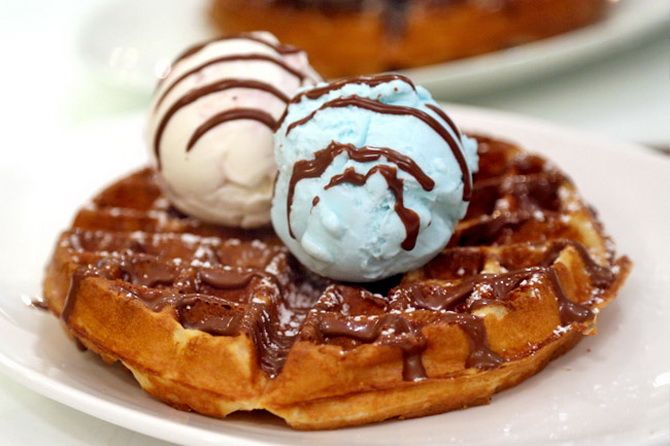 Beautiful and appetizing: how to decorate Belgian waffles 19