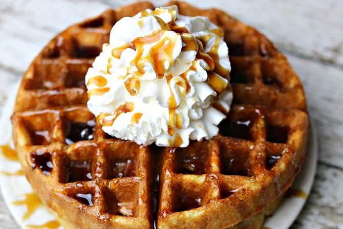 Beautiful and appetizing: how to decorate Belgian waffles 10