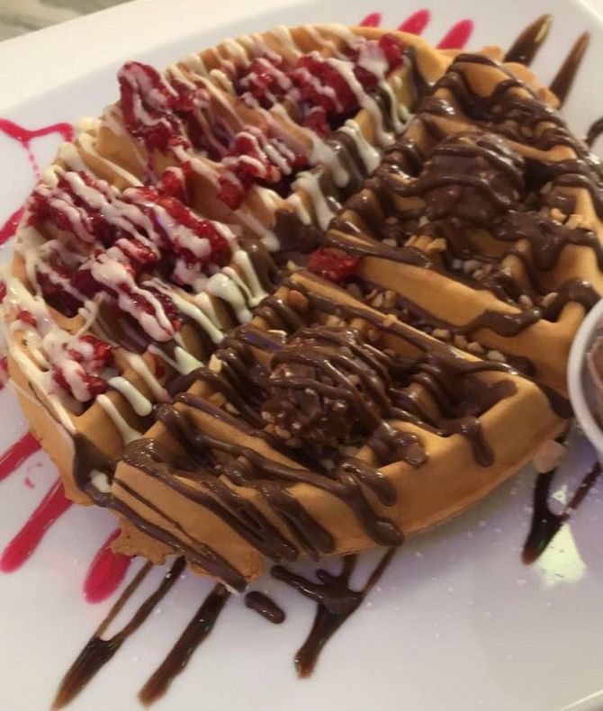 Beautiful and appetizing: how to decorate Belgian waffles 15