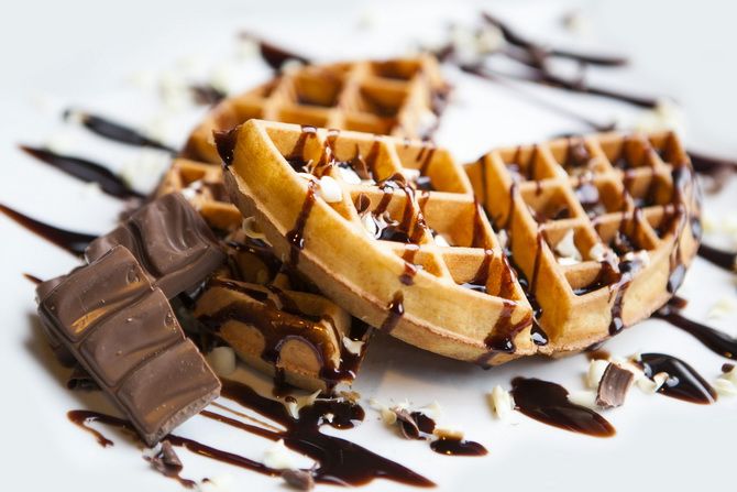 Beautiful and appetizing: how to decorate Belgian waffles 16