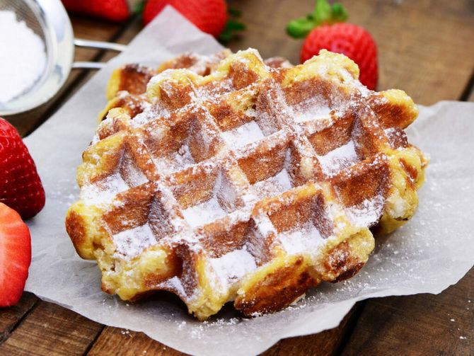 Beautiful and appetizing: how to decorate Belgian waffles 4