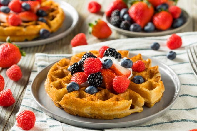 Beautiful and appetizing: how to decorate Belgian waffles 7
