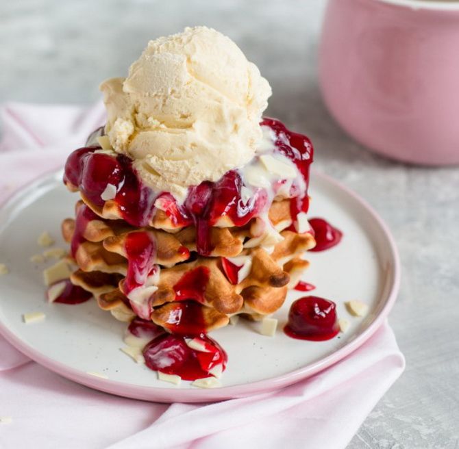 Beautiful and appetizing: how to decorate Belgian waffles 20
