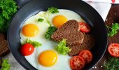 Корисні сніданки з яєць: покрокові рецепти з фото (+бонус-відео)