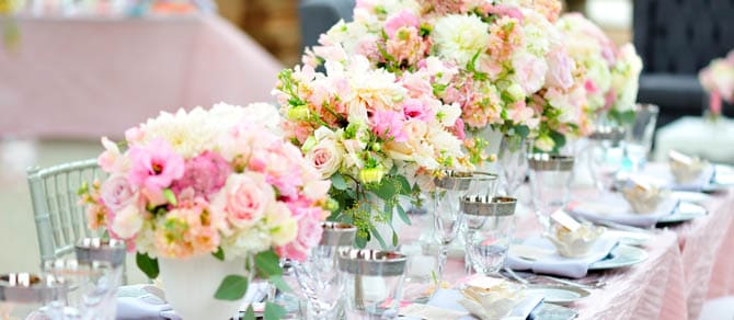 How to decorate a table with fresh flowers: decor options 1