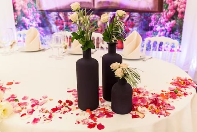 Як прикрасити стіл живими квітами: варіанти декору 13