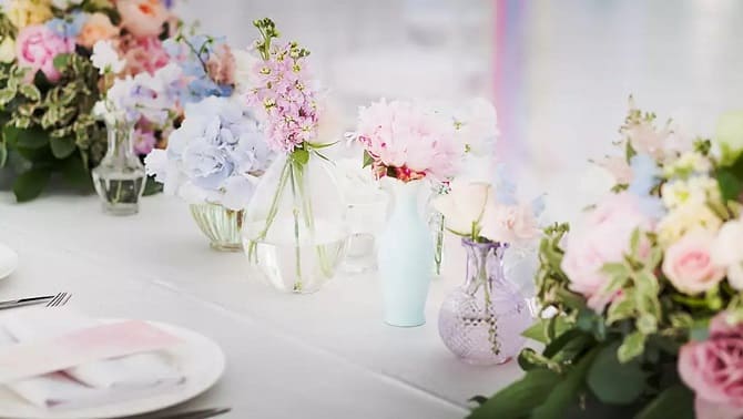 How to decorate a table with fresh flowers: decor options 4
