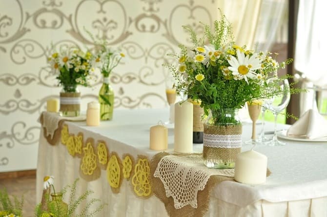 How to decorate a table with fresh flowers: decor options 5