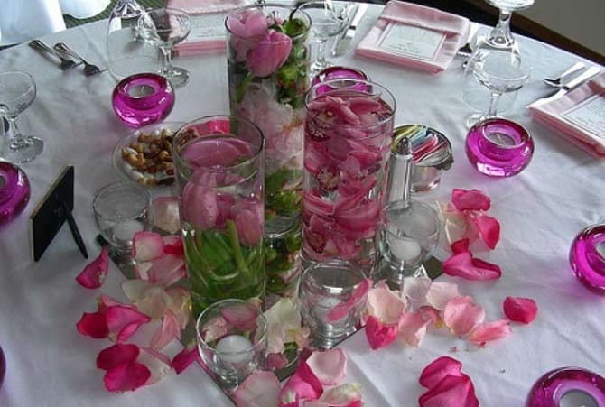 How to decorate a table with fresh flowers: decor options 9