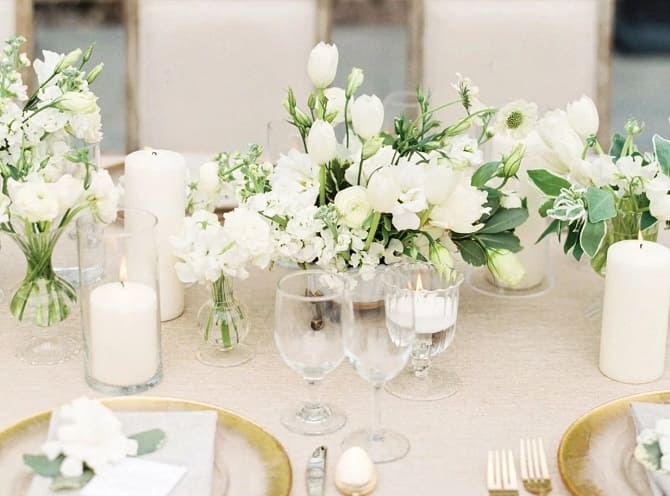 How to decorate a table with fresh flowers: decor options 10