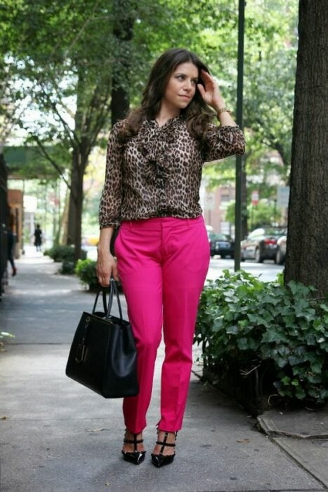 Bright and romantic: how to create looks with pink trousers 8